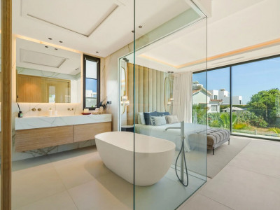 Villa for sale in Linda Vista Baja, San Pedro de Alcantara