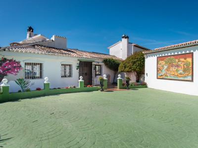 Villa for sale in Estepona