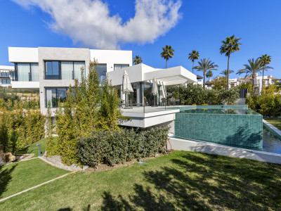 Villa en venta en Mirador del Paraiso, Benahavis