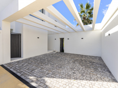 Villa en venta en Mirador del Paraiso, Benahavis