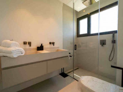 Villa for sale in Los Naranjos Golf, Nueva Andalucia