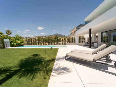 Villa for sale in Los Naranjos Golf, Nueva Andalucia