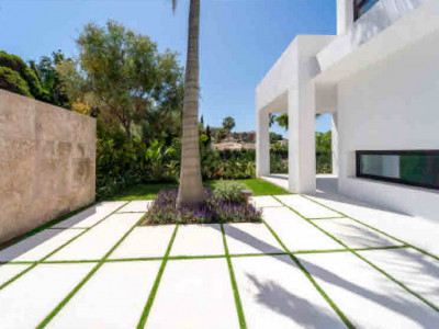Villa for sale in Los Naranjos Golf, Nueva Andalucia