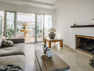 Villa en venta en La Resina Golf, Estepona
