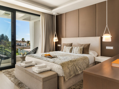 Villa en venta en El Paraiso, Estepona