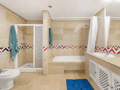 Apartamento en venta en Los Arqueros, Benahavis