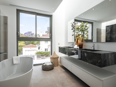 Villa zum Verkauf in El Paraiso, Estepona