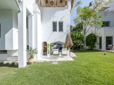 Villa for sale in Atalaya de Rio Verde, Nueva Andalucia