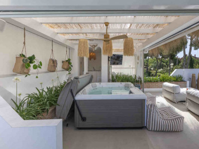 Villa for sale in Atalaya de Rio Verde, Nueva Andalucia