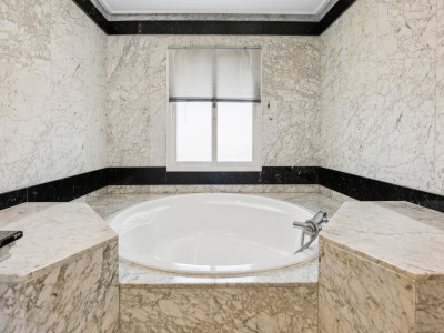 Penthouse for sale in Dominion Beach, Estepona