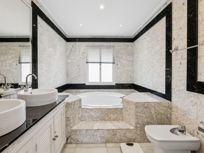 Penthouse for sale in Dominion Beach, Estepona
