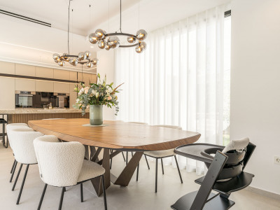 Villa for sale in Nueva Andalucia