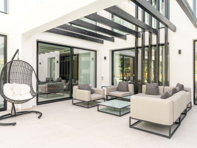 Villa for sale in Nueva Andalucia