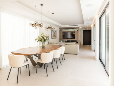 Villa for sale in Nueva Andalucia