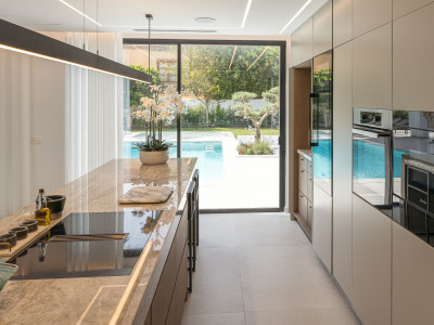 Villa for sale in Nueva Andalucia