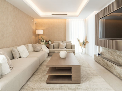 Villa for sale in Nueva Andalucia