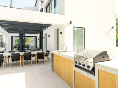 Villa for sale in Nueva Andalucia