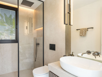 Villa for sale in Nueva Andalucia