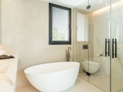 Villa for sale in Nueva Andalucia