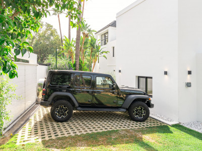 Villa for sale in Nueva Andalucia