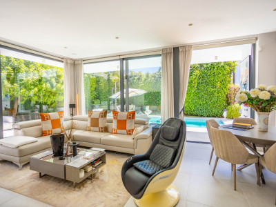 Villa for sale in Nueva Atalaya, Estepona