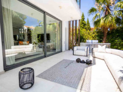 Villa for sale in Nueva Atalaya, Estepona