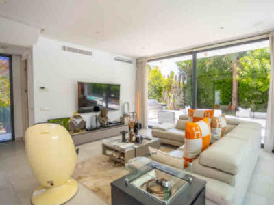 Villa for sale in Nueva Atalaya, Estepona