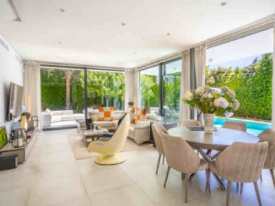 Villa for sale in Nueva Atalaya, Estepona