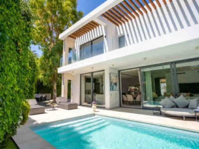 Villa for sale in Nueva Atalaya, Estepona