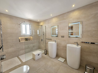 Villa for sale in Fuente del Espanto, Benahavis