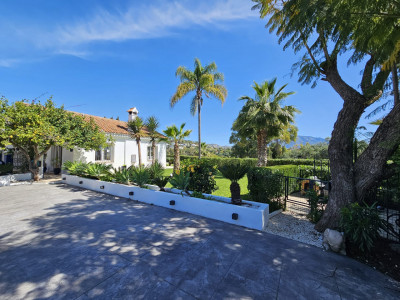 Villa for sale in Fuente del Espanto, Benahavis
