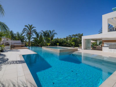Villa for sale in El Paraiso, Estepona