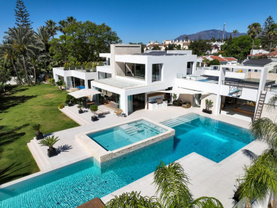 Villa for sale in El Paraiso, Estepona