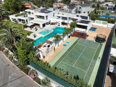 Villa for sale in El Paraiso, Estepona