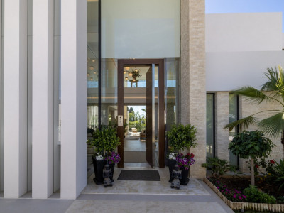 Villa for sale in El Paraiso, Estepona