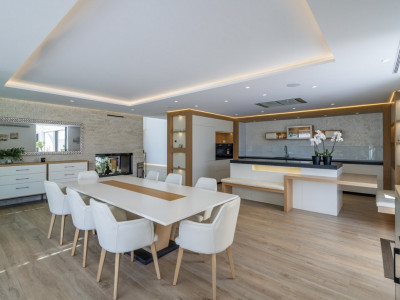 Villa for sale in El Paraiso, Estepona