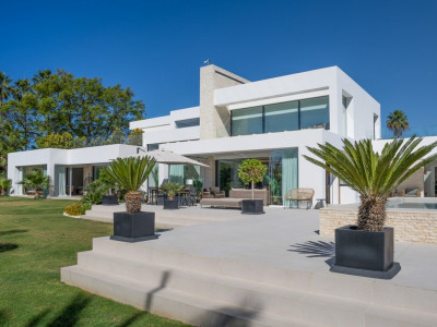 Villa for sale in El Paraiso, Estepona