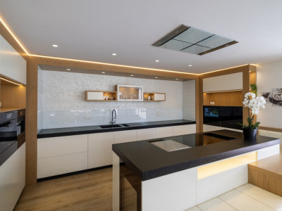 Villa for sale in El Paraiso, Estepona