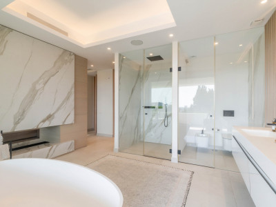Villa for sale in Nueva Andalucia