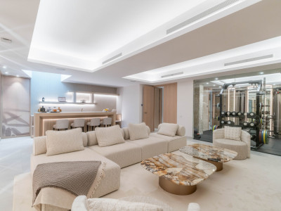 Villa for sale in Nueva Andalucia