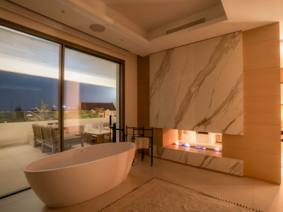Villa for sale in Nueva Andalucia