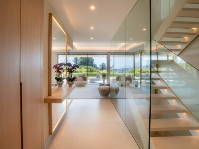 Villa for sale in Nueva Andalucia