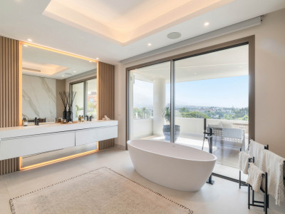 Villa for sale in Nueva Andalucia