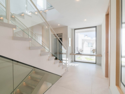 Villa for sale in Nueva Andalucia