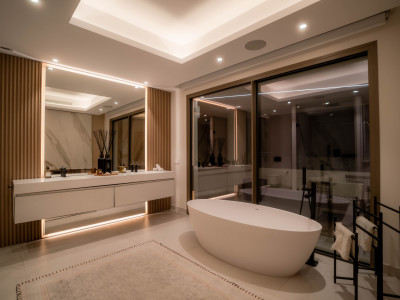 Villa for sale in Nueva Andalucia