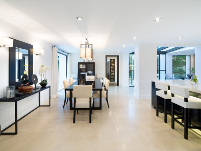 Villa for sale in Nueva Andalucia