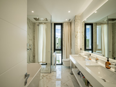 Villa for sale in Los Flamingos, Benahavis