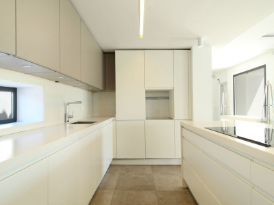 Villa for sale in Los Naranjos Golf, Nueva Andalucia