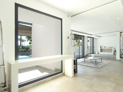 Villa for sale in Los Naranjos Golf, Nueva Andalucia
