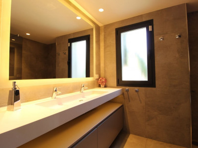 Villa for sale in Los Naranjos Golf, Nueva Andalucia